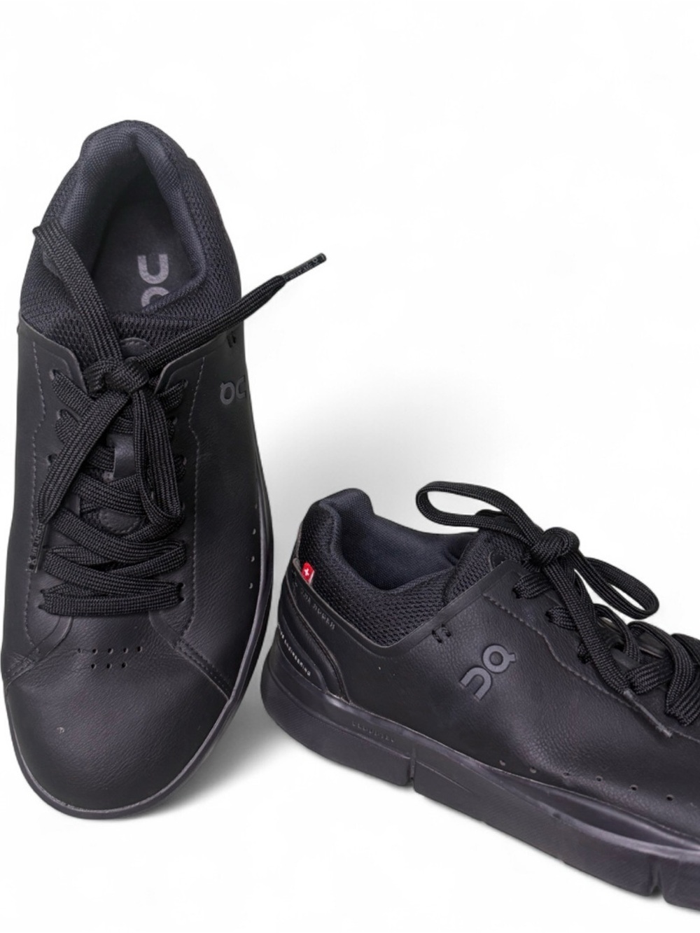 the Women's On THE ROGER Advantage in the All Black (or Black/Black) colorway - Picture 4 of 6